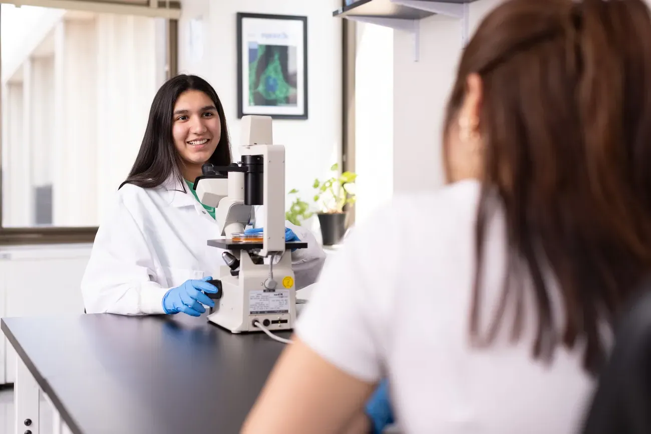 研究 student working in laboratory.